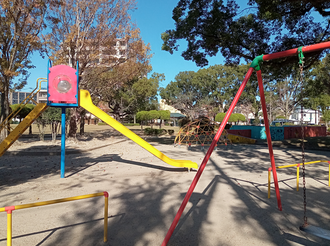 公園内の遊具の写真