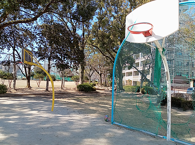 公園内バスケットコートの写真