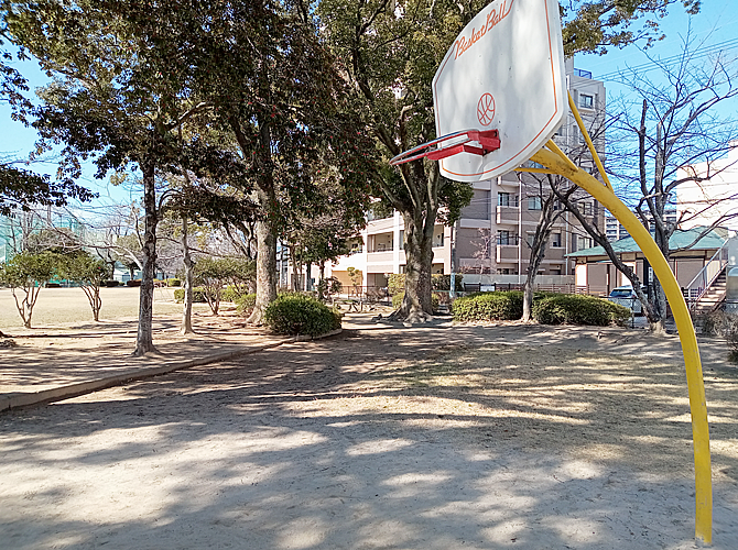 公園内バスケットコートの写真